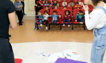 GAÜN öğrencilerinden anaokul öğrencilerin tiyatro gösterimi
