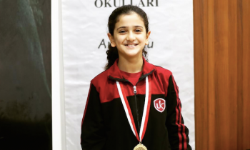 Uygar Koleji öğrencisinden yüzme başarısı