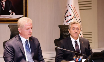 Kitap okuyan öğrencilere umre ödülü