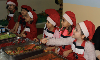 Seçkinli minikler turşu yapmayı öğreniyor