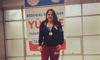 Başarılı yüzücü engellere kulaç attı