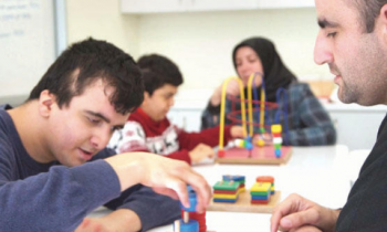 Mahkûmlar ve liseliler özel öğrenciler için materyal üretti