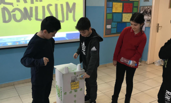 Seçkinli öğrencilerden geri dönüşüm materyali