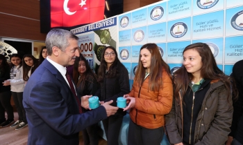 Başkan Tahmazoğlu öğrencileri ödüllendiriyor
