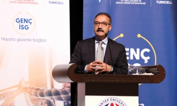 Rektör Gür: Dinamik nüfusumuzu geleceğe sağlıklı taşımalıyız