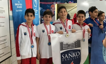 SANKO Okulları yüzücülerinin bayrak yarışı başarısı