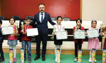 Alkışlar minik satranççılara