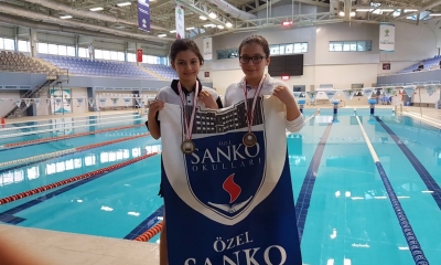 ÖZEL SANKO OKULLARININ YÜZÜCÜLERİ BAŞARIYA DOYMUYOR