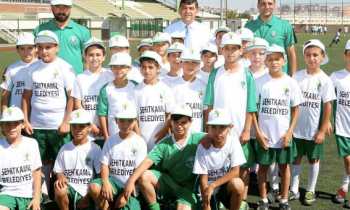 Yeşil sahada mutlu çocuklar