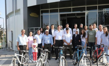 15 Temmuz'u sosyal medyada en çok paylaşan öğrencilere bisiklet hediye edildi