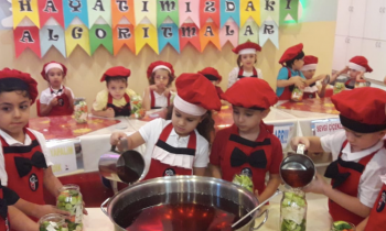 Seçkinli minik eller  turşu yapmayı öğrendi