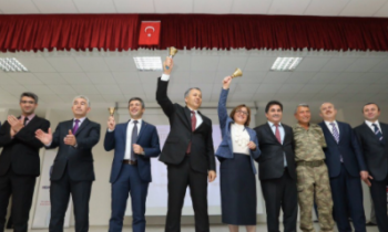 Gaziantep'te ilk ders zilini Vali Yerlikaya çaldı