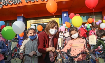 Kitap okuyana bisiklet