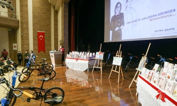 Öğrenciye katlanabilir bisiklet