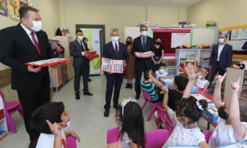 Şahinbey Belediyesi minik öğrencilere bilge kâşifler ve boyama seti hediye etti