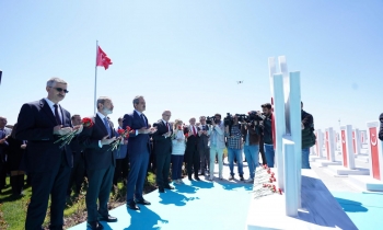 Depremde hayatını kaybeden öğretmen ve eğitim neferleri için anıt