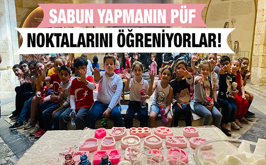 Sabun yapmanın püf noktalarını öğreniyorlar!