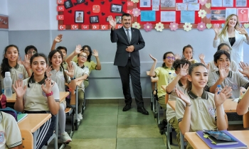 Bakan Tekin, öğretmen ve öğrencilerle buluştu