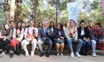 Bilim kampında gençlerle bir araya geldi